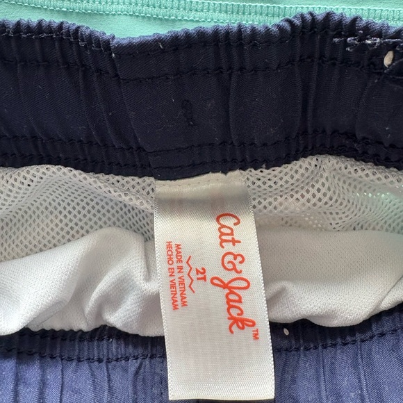 Rashguard and swim shorts - Picture 2 of 3